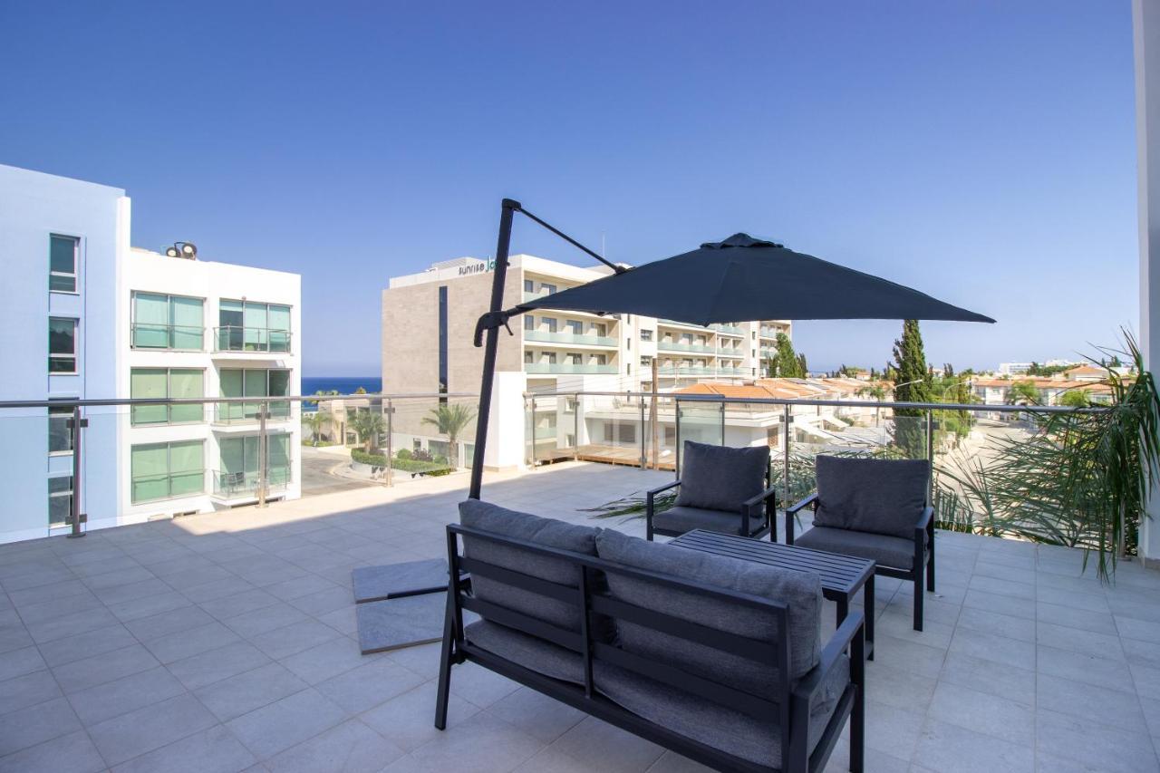Beachside 1 bed with huge veranda