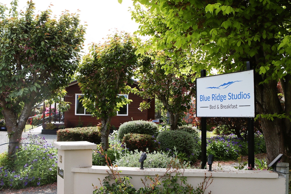 Blue Ridge Studios and Bed & Breakfast — 4-Star Luxury Hotel in Te Anau, New Zealand