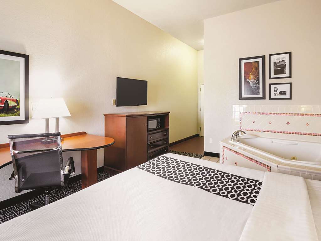La Quinta Inn & Suites by Wyndham Bowling Green - photo 20