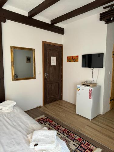 Conacul lui Patrick - carbon neutral hotel in Poienari
