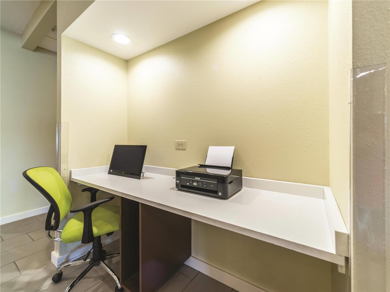 La Quinta Inn & Suites by Wyndham Collinsville St. Louis - photo 33