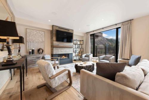 Riverfront Lodge 106 by East West Hospitality — 4-Star Luxury Hotel in Avon, United States