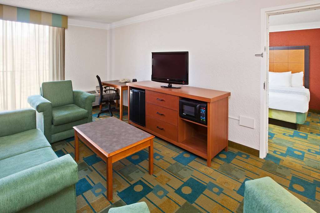 La Quinta Inn & Suites by Wyndham Nashville Airport Opryland - photo 45