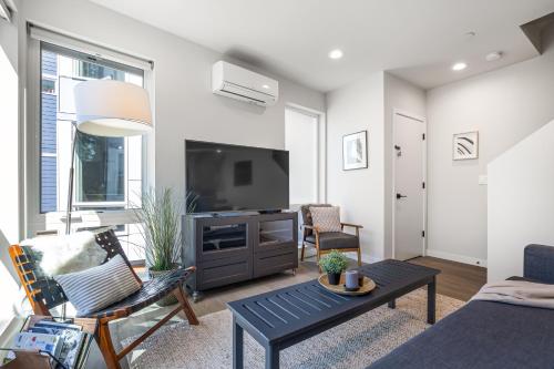 Rooftop Patio with Waterview Private Garden & Grill 3BR 3BA Modern Cityscape - photo 7