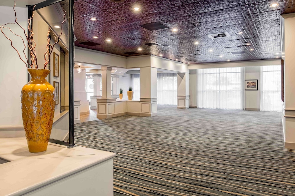 Embassy Suites by Hilton Seattle Tacoma International Airport - photo 61