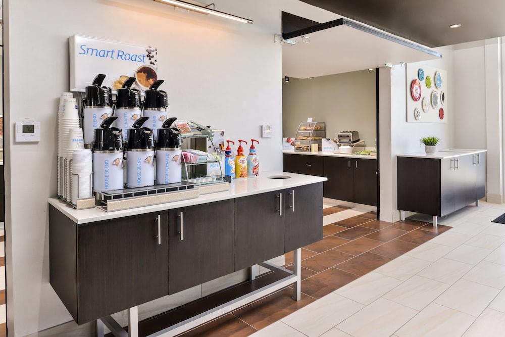 Holiday Inn Express & Suites Kansas City Lee's Summit by IHG - photo 38