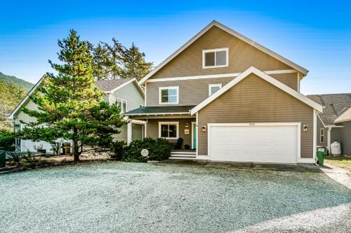 Pine Beach Family Retreat — 4-Star Luxury Hotel in Rockaway Beach, United States