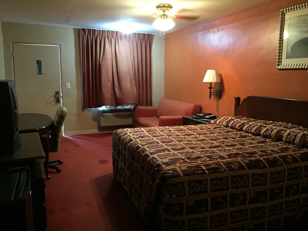 Deluxe Inn Airport - photo 2