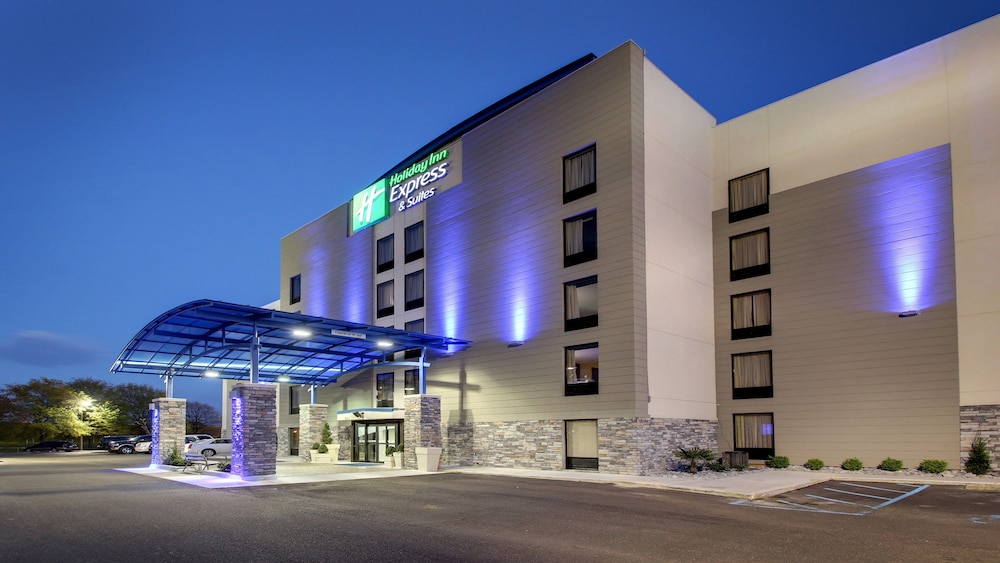 Holiday Inn Express & Suites Jackson Downtown Coliseum an IHG Hotel - photo 2