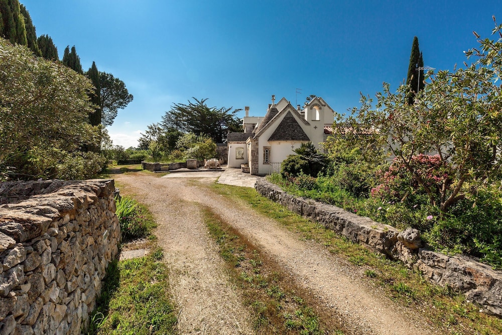 3438 Villa Poggio dei Loti by Barbarhouse — 4-Star Luxury Hotel in Cisternino, Italy