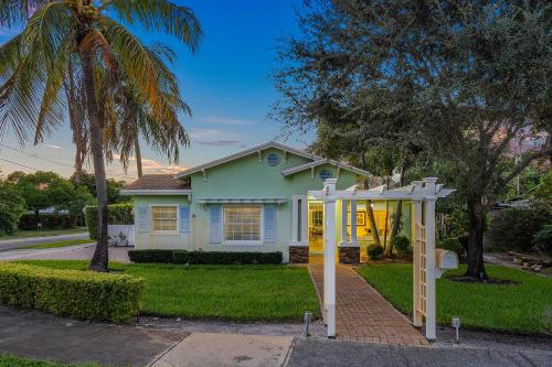Walk to The Ave Heated Pool Spa Golden Tee and Putting Green mins to Beach by Maven Vacation Rentals — 4-Star Luxury Hotel in Delray Beach, United States
