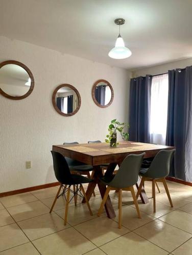 Descansa en un espacio acogedor in Guadalajara, Mexico