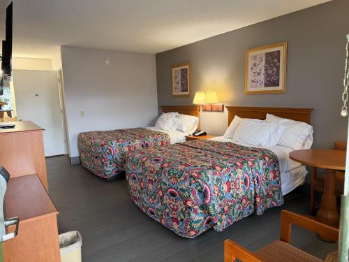 Key West Inn Chatsworth - photo 14