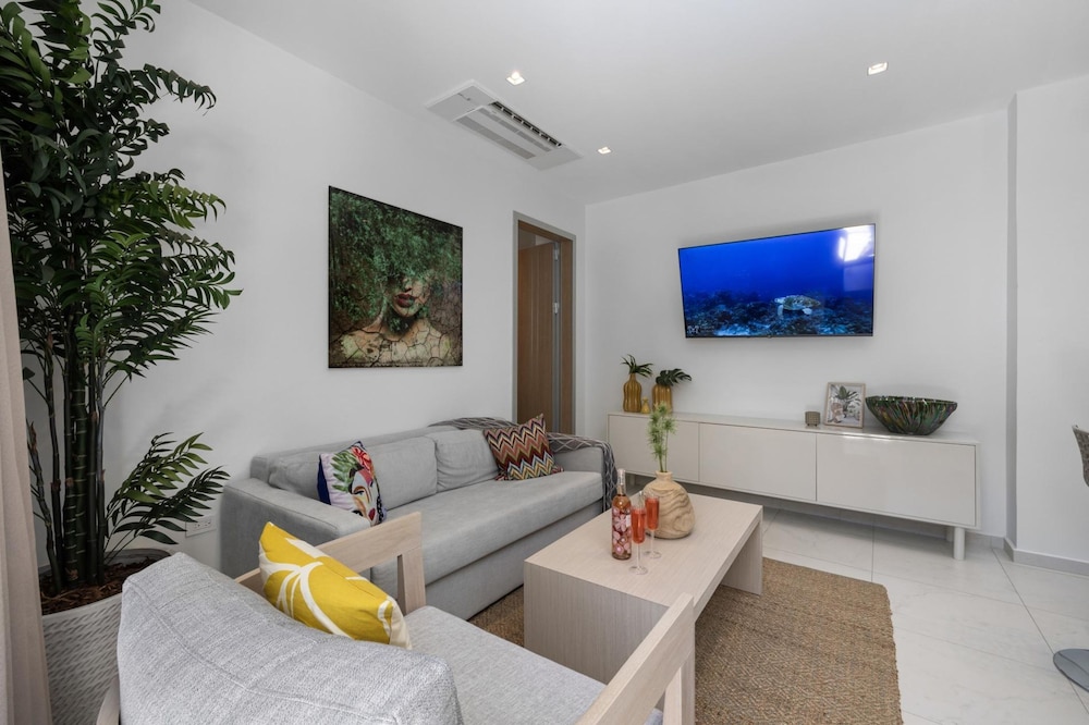 Modern NEW 2br2ba Condo w Pool Resort Amenities in Noord, Aruba