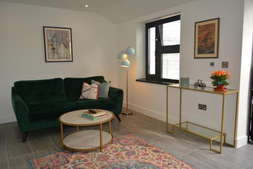Lovely & Spacious 2 Bedroom Apartment with Balcony and Free Parking — 4-Star Luxury Hotel in Oxford, United Kingdom