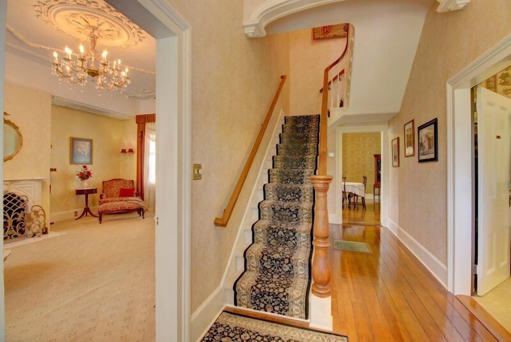 Bybee's Historic Inn - photo 2
