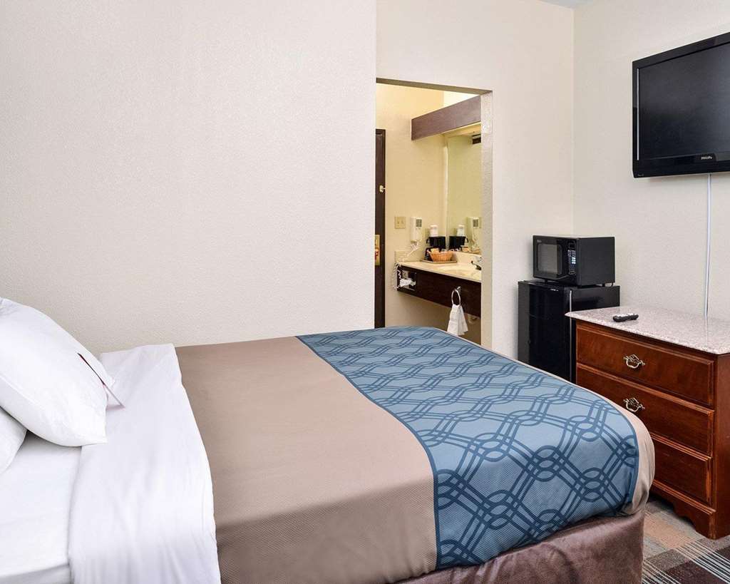 Econo Lodge Inn & Suites Shelbyville - photo 16
