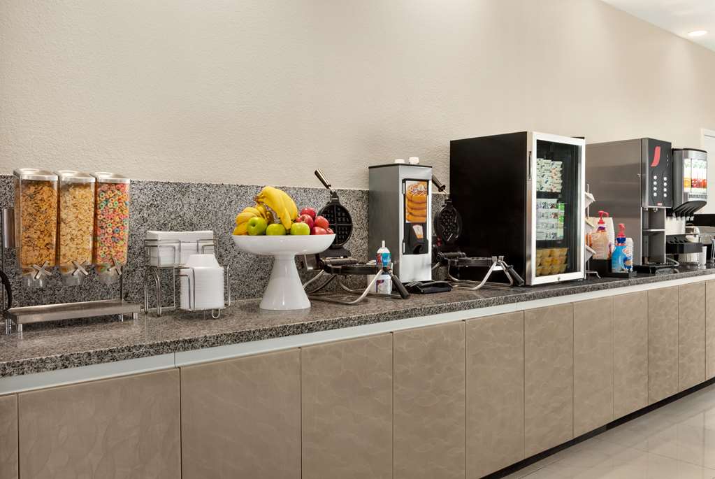 La Quinta Inn & Suites by Wyndham Brownsville North - photo 60