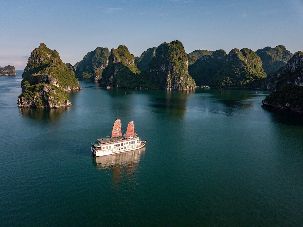 Heritage Line Violet cruise Ha Long Bay & Lan Ha Bay — 5-Star Luxury Hotel in Ha Long, Vietnam