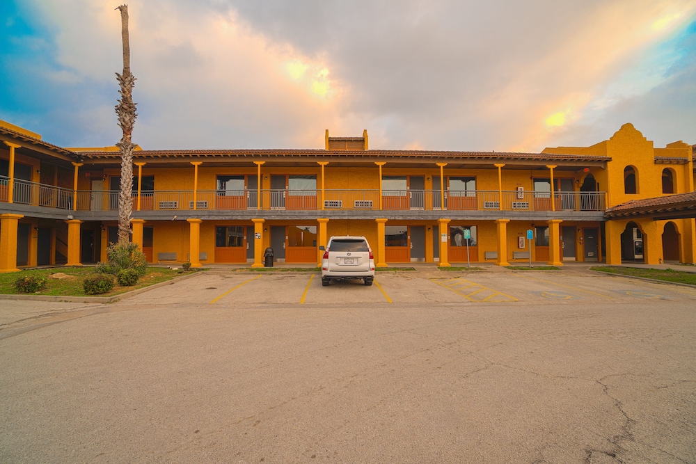 OYO Hotel Kingsville Hwy 77 — hotel in Kingsville