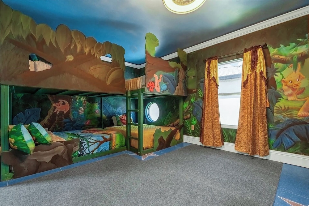 Luxury Mansion w Pool Sleeps 60 — 4-Star Luxury Hotel in Davenport, United States