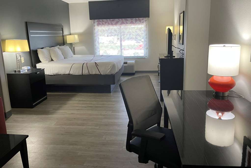 La Quinta Inn & Suites by Wyndham Tulsa Midtown - photo 7