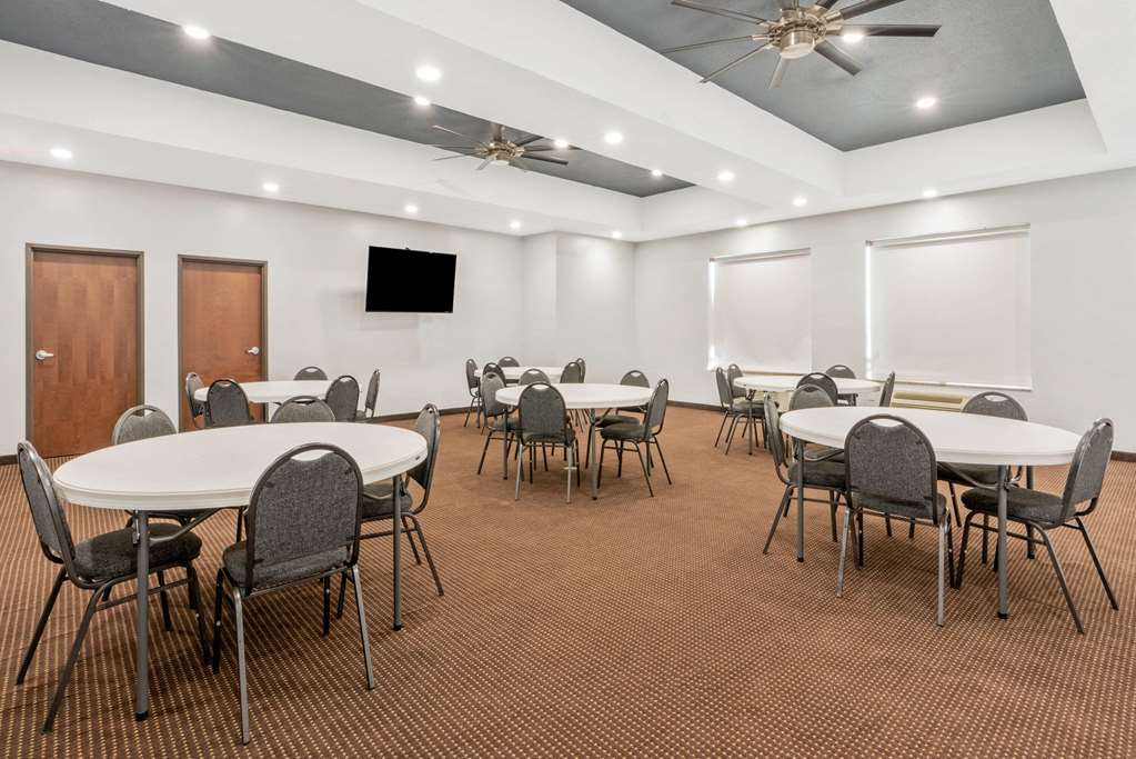 La Quinta Inn & Suites by Wyndham Guthrie - photo 34