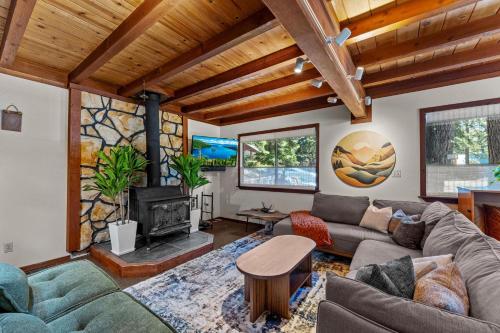 Lewis Ave Lodge — 4-Star Luxury Hotel in Tahoma, United States