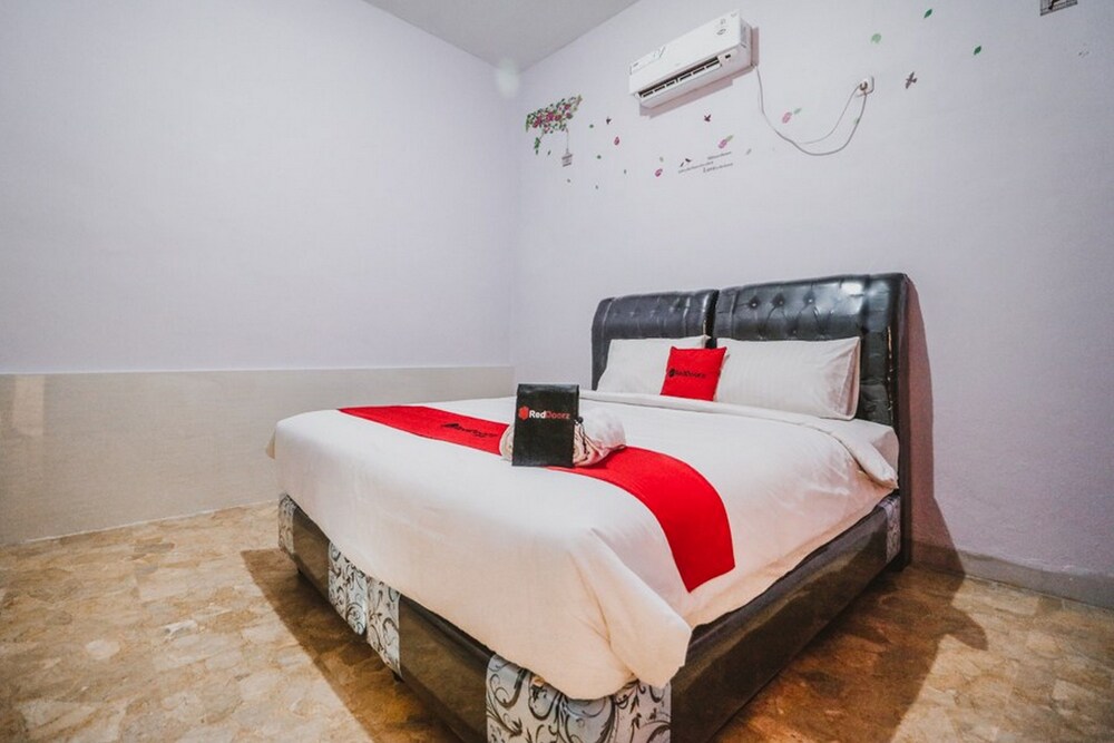 RedDoorz near Millennium ICT Center Medan - carbon neutral hotel in Medan