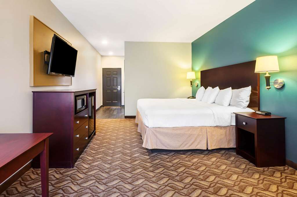 La Quinta Inn & Suites by Wyndham Longview North - photo 18
