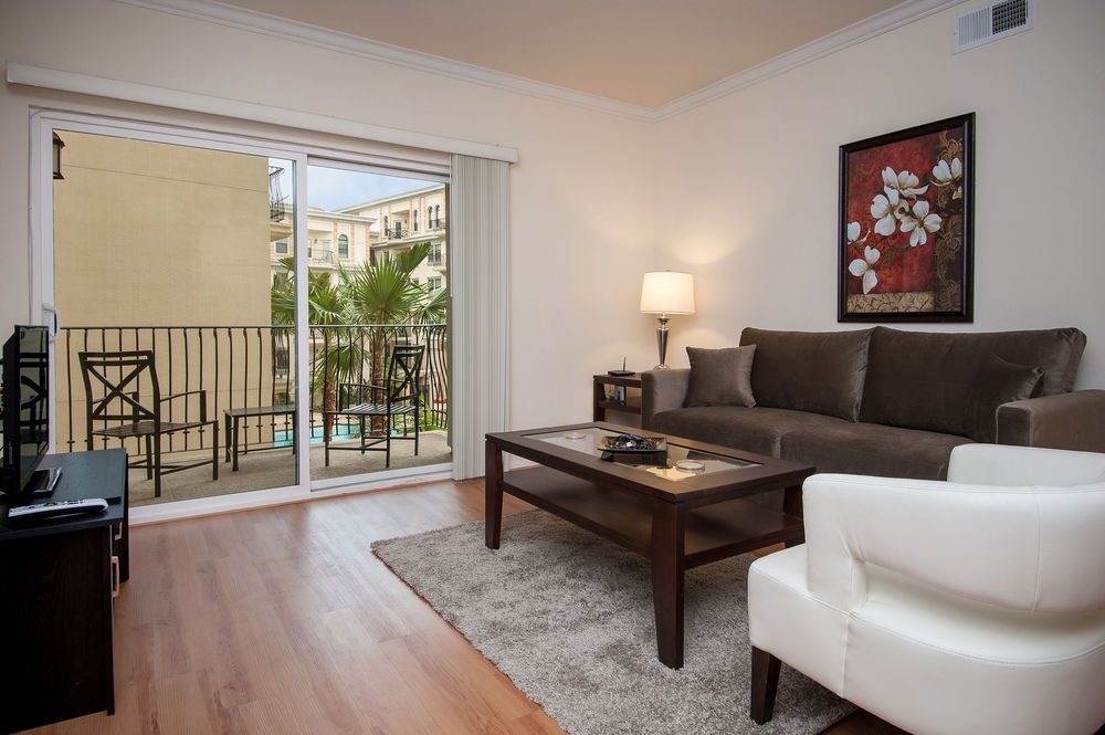 Sunshine Suites at 909 West Temple Street - photo 7