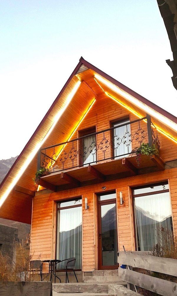 Mountain flower cottage — 4-Star Luxury Hotel in Step'antsminda, Georgia