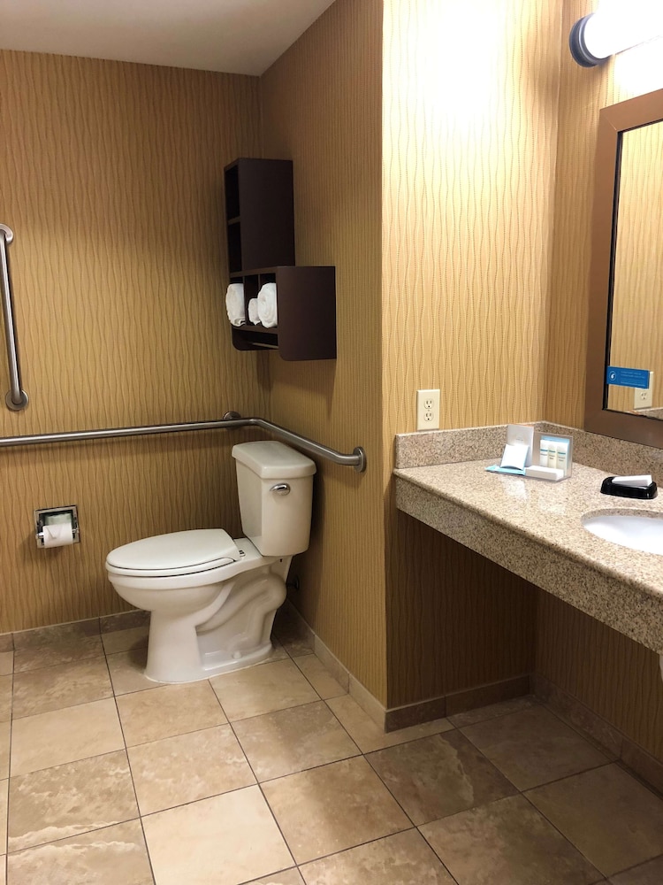 Hampton Inn & Suites Woodstock VA - photo 42