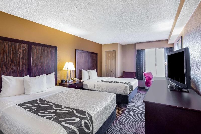 La Quinta Inn & Suites Oakland Airport Coliseum - photo 17