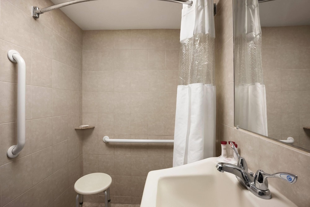 Ramada by Wyndham Rockville Centre - photo 25
