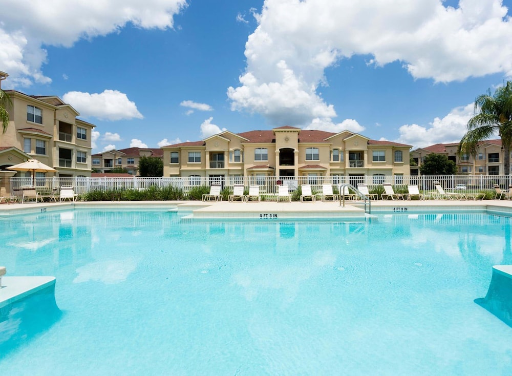 Luxury Poolview Penthouse — hotel in Loughman
