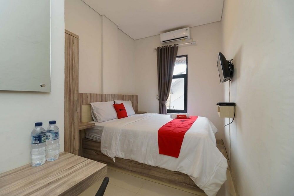 RedDoorz Syariah near RSUD Siti Fatimah Palembang - carbon neutral hotel in Palembang