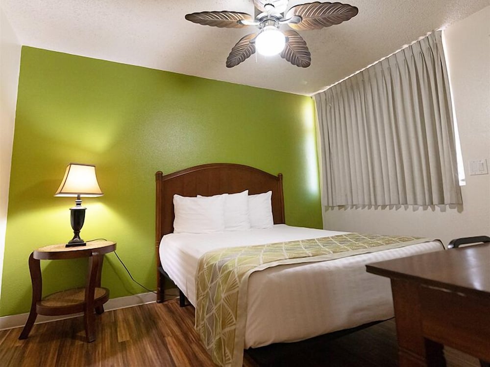Pacific Marina Inn Airport Hotel - photo 16