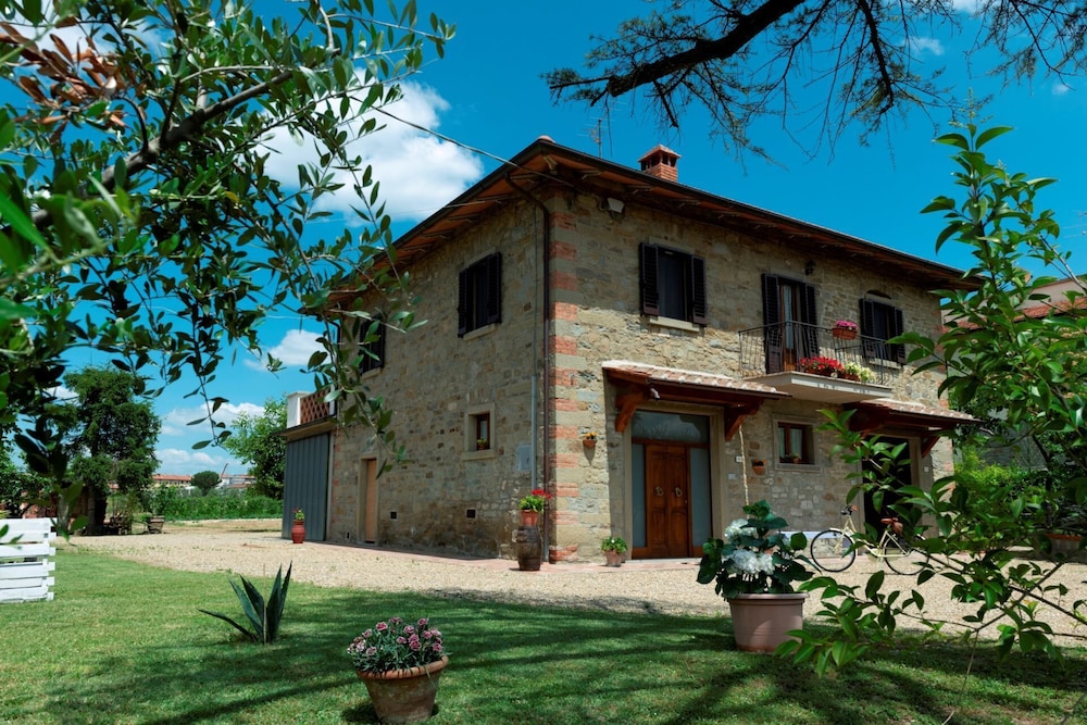 Podere I Gigli — 4-Star Luxury Hotel in Castiglion Fiorentino, Italy