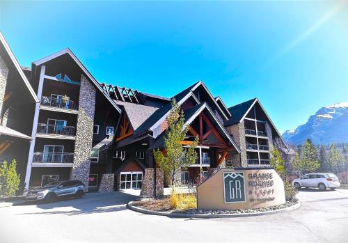 Luxury Two Queen Beds Condo Grande Rockies Resort Indoor Parking Pool Hot tub GYM in Canmore, Canada