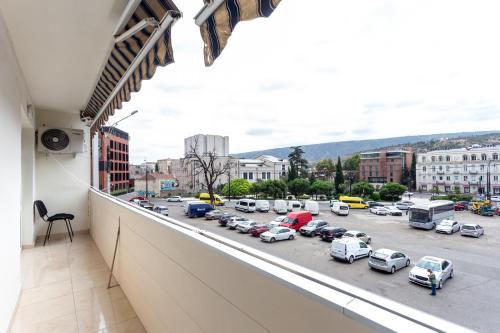 Prime location Apartment with Three Bedroom