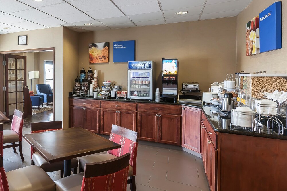 Comfort Inn & Suites Near University of Wyoming - photo 36