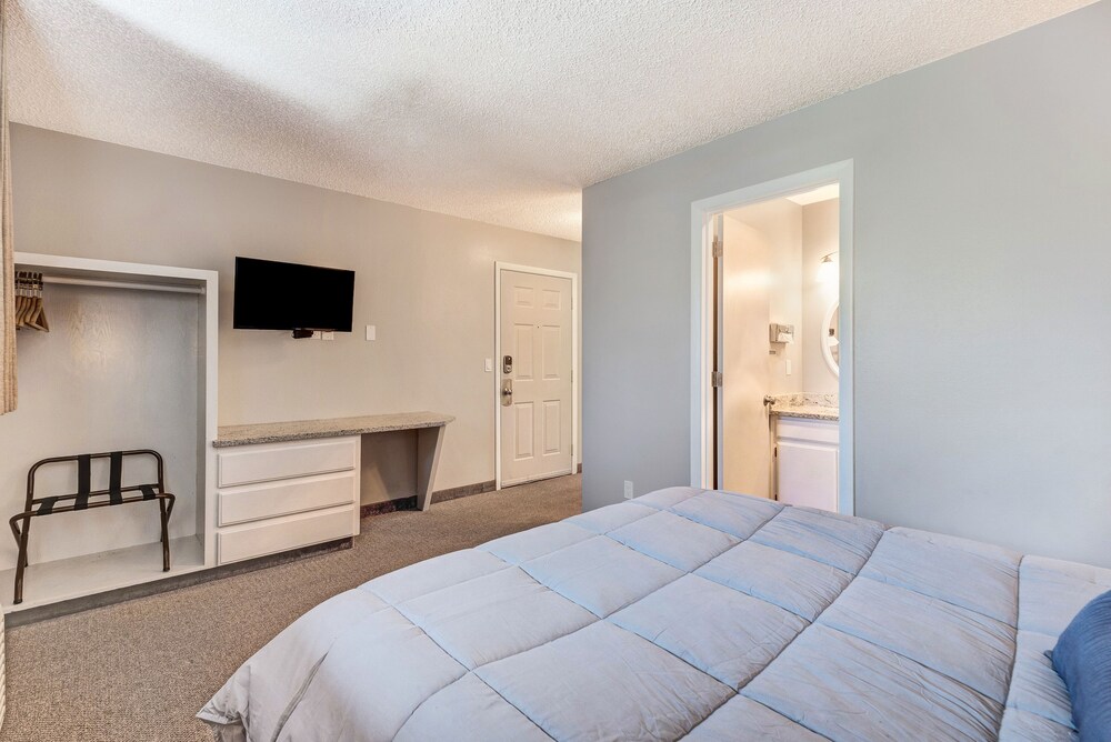Bend Riverside Inn & Suites - photo 96