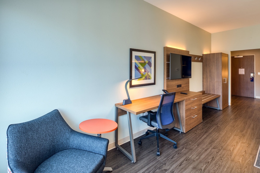 Holiday Inn Express & Suites Charlotte South End by IHG - photo 39