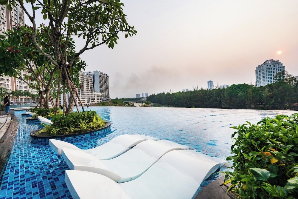 Convinia Luxury The Peak Midtown — 4-Star Luxury Hotel in Ho Chi Minh City, Vietnam
