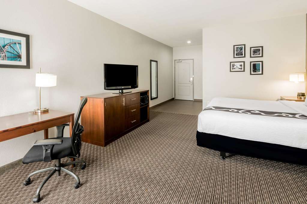 La Quinta Inn & Suites by Wyndham Fort Worth Arlington West - photo 7