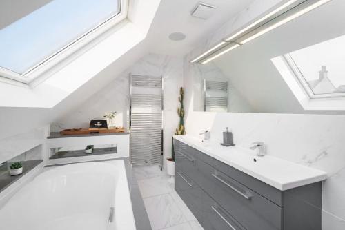 Beautiful 4 Bed Immaculate Condition Refurbished Property — hotel in Romford