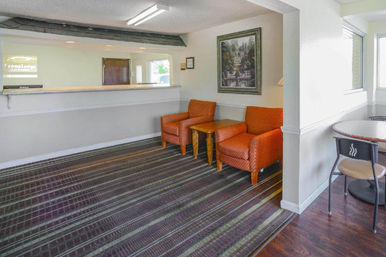 Econo Lodge Inn & Suites - photo 14