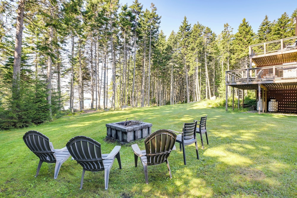 Waterfront Deer Isle Retreat w Fire Pit — hotel in Deer Isle
