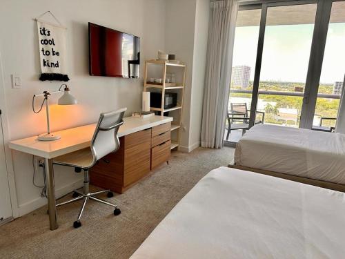 2 Full Beds Ocean Air Relaxing Studio Stay — 4-Star Luxury Hotel in Hallandale Beach, United States